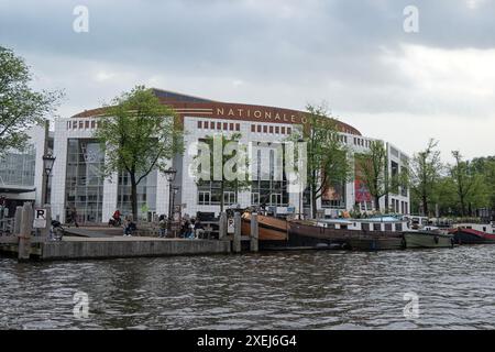 Amsterdam, die Hauptstadt der Niederlande, ist bekannt für sein reiches künstlerisches Erbe, sein kompliziertes Kanalsystem und seine charakteristischen schmalen Häuser mit Giebeln Stockfoto