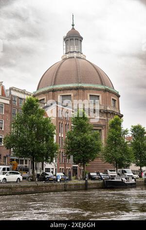 Amsterdam, die Hauptstadt der Niederlande, ist bekannt für sein reiches künstlerisches Erbe, sein kompliziertes Kanalsystem und seine charakteristischen schmalen Häuser mit Giebeln Stockfoto