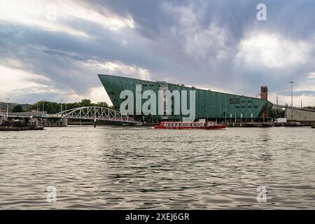 Amsterdam, die Hauptstadt der Niederlande, ist bekannt für sein reiches künstlerisches Erbe, sein kompliziertes Kanalsystem und seine charakteristischen schmalen Häuser mit Giebeln Stockfoto