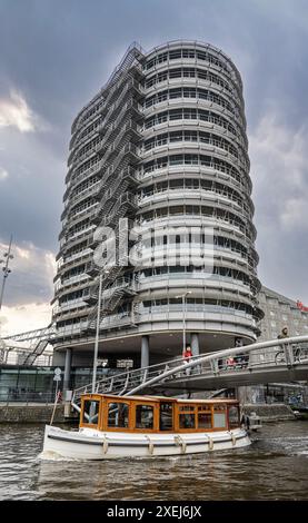 Amsterdam, die Hauptstadt der Niederlande, ist bekannt für sein reiches künstlerisches Erbe, sein kompliziertes Kanalsystem und seine charakteristischen schmalen Häuser mit Giebeln Stockfoto