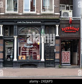 Amsterdam, die Hauptstadt der Niederlande, ist bekannt für sein reiches künstlerisches Erbe, sein kompliziertes Kanalsystem und sein Café Stockfoto