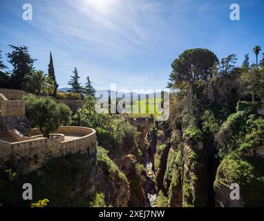 Die Jardines de Cuenca und die Puente Viejo, alte Brücke, Ronda, Spanien Stockfoto