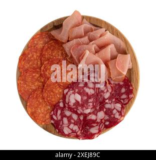 Holzplatte mit Stücken geräucherter Wurstsalami, Chorizo-Salami und Balyk isoliert auf weißem Hintergrund mit Schneideweg Stockfoto