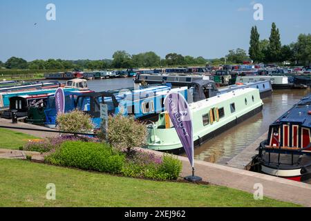 Schmalboote vertäuten in Aqueduct Marina am Middlewich-Zweig des Shropshire Union Canal in Cheshire. Stockfoto