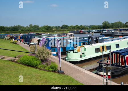 Schmalboote vertäuten in Aqueduct Marina am Middlewich-Zweig des Shropshire Union Canal in Cheshire. Stockfoto