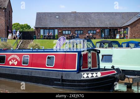 Schmalboote vertäuten in Aqueduct Marina am Middlewich-Zweig des Shropshire Union Canal in Cheshire. Stockfoto