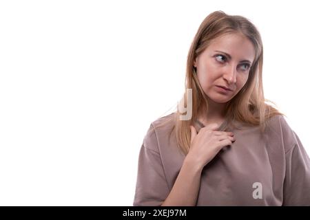 Verärgerte traurige 40-jährige Frau mit blonden Haaren auf weißem Hintergrund Stockfoto