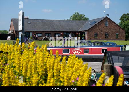 Schmalboote vertäuten in Aqueduct Marina am Middlewich-Zweig des Shropshire Union Canal in Cheshire. Stockfoto