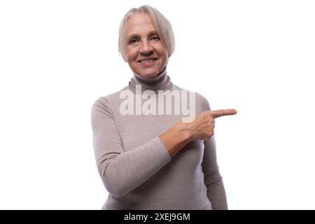 60-jährige Kaukasierin mit kurzen Haaren isoliert auf weißem Hintergrund Stockfoto