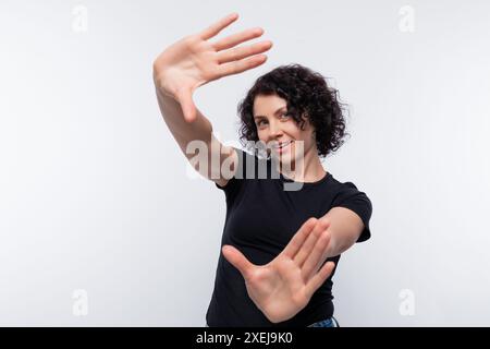 Schöne brünette Frau mit lockiger bob Frisur auf weißem Hintergrund Stockfoto
