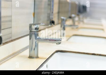 Öffentliches Badezimmer, Toilette innen Stockfoto