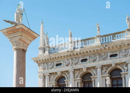 Säule von San Teodoro und Nationalbibliothek in Venedig Stockfoto