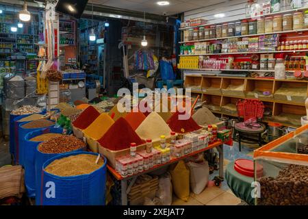 Blick auf exotische orientalische Gewürze auf dem Markt in der Medina von Taroudant Stockfoto
