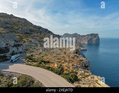 Wohnmobil auf der kurvigen Bergstraße, die zum Cap de Formentor im Norden Mallorcas führt Stockfoto