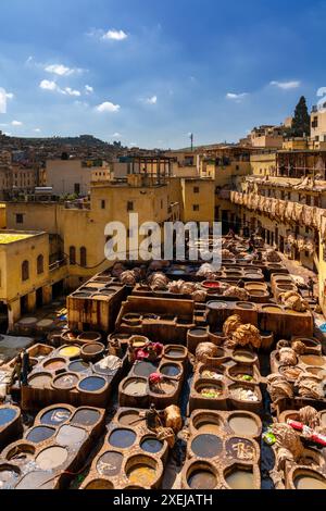 Ein vertikaler Blick auf die Tannerie Chouara im Viertel Fes el Bali in der Innenstadt von Fès Stockfoto