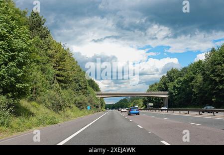 Eine ruhige M3-Autobahn in Richtung Osten in der Nähe von Basingstoke an einem Sommertag Hampshire England UK Stockfoto