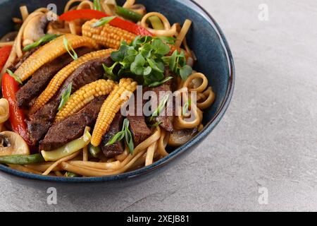 Udon mit Rindfleisch und Teriyaki-Sauce Stockfoto