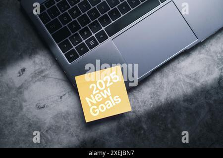 Geschäftsziele Trends 2024. Haftnotiz auf dem Notebook für 2025 neue Ziele. Planung des Geschäftswachstums 2025. Strategie für digitales Marketing. Börse. Stockfoto