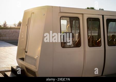Pendlerzug im Getty Museum in Los Angeles Stockfoto
