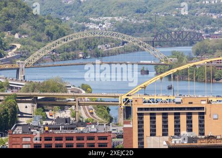 Brücken über den Monongahela River in Pittsburgh, PA Stockfoto