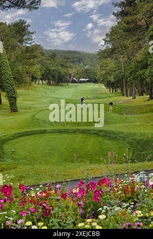 Seignosse Golf Club, Les Landes, Frankreich, 18.-22. Juni 2024 in der Nähe der Summer France Villas in Le Villas La Clairire aux Chevreuils, einem erstklassigen Urlaubsort, liegt der Golfplatz Seignosse. Ein wirklich hartes Layout, das von in 1989 entworfen wurde – bringen Sie jede Menge Bälle mit, wenn Sie spielen! OPS hier: Das 1. Loch A Par 4 409 m Stockfoto