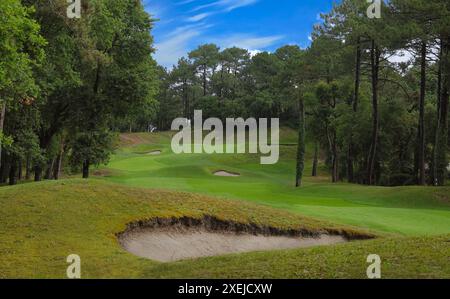 Seignosse Golf Club, Les Landes, Frankreich, 18.-22. Juni 2024 in der Nähe der Summer France Villas in Le Villas La Clairire aux Chevreuils, einem erstklassigen Urlaubsort, liegt der Golfplatz Seignosse. Ein wirklich hartes Layout, das von in 1989 entworfen wurde – bringen Sie jede Menge Bälle mit, wenn Sie spielen! OPS hier: Der 4. Loch-Abschlag Stockfoto