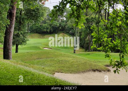 Seignosse Golf Club, Les Landes, Frankreich, 18.-22. Juni 2024 in der Nähe der Summer France Villas in Le Villas La Clairire aux Chevreuils, einem erstklassigen Urlaubsort, liegt der Golfplatz Seignosse. Ein wirklich hartes Layout, das von in 1989 entworfen wurde – bringen Sie jede Menge Bälle mit, wenn Sie spielen! OPS hier: Der 4. Loch-Abschlag Stockfoto