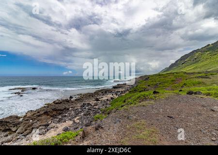 Dramatische Küstenlandschaft mit felsigem Ufer und Bergen in Hawaii. Stockfoto