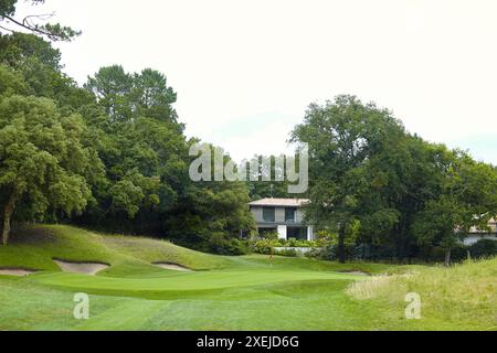 Seignosse Golf Club, Les Landes, Frankreich, 18.-22. Juni 2024 in der Nähe der Summer France Villas in Le Villas La Clairire aux Chevreuils, einem erstklassigen Urlaubsort, liegt der Golfplatz Seignosse. Ein wirklich hartes Layout, das von in 1989 entworfen wurde – bringen Sie jede Menge Bälle mit, wenn Sie spielen! OPS hier: Das 8. Loch Par 3 Stockfoto