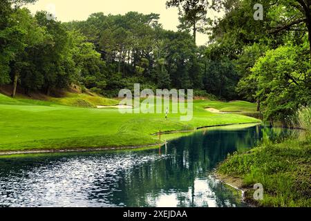 Seignosse Golf Club, Les Landes, Frankreich, 18.-22. Juni 2024 in der Nähe der Summer France Villas in Le Villas La Clairire aux Chevreuils, einem erstklassigen Urlaubsort, liegt der Golfplatz Seignosse. Ein wirklich hartes Layout, das von in 1989 entworfen wurde – bringen Sie jede Menge Bälle mit, wenn Sie spielen! OPS hier: Das 11. Loch ein langer und brutaler Par 5 Stockfoto