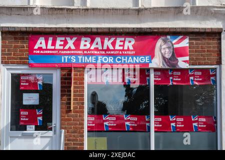 Juni 2024. Alex Baker ist der Labour-Kandidat bei den britischen Parlamentswahlen am 4. Juli 2024 für den Wahlkreis Aldershot, zu dem Farnborough, Blackwater, Hawley und Yateley gehören. Im Bild: Das Arbeitskampfbüro in North Camp, Aldershot, mit Plakaten, die Alex Baker stimmen, und der Slogan es ist Zeit für Veränderungen. Stockfoto