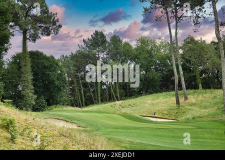 Seignosse Golf Club, Les Landes, Frankreich, 18.-22. Juni 2024 in der Nähe der Summer France Villas in Le Villas La Clairire aux Chevreuils, einem erstklassigen Urlaubsort, liegt der Golfplatz Seignosse. Ein wirklich hartes Layout, das von in 1989 entworfen wurde – bringen Sie jede Menge Bälle mit, wenn Sie spielen! OPS hier: Das sehr kurze Par 3, 12. Loch Stockfoto