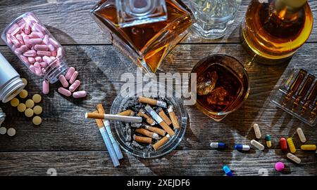 Süchtig machenden Substanzen, einschließlich Alkohol, Zigaretten und Drogen. Stockfoto