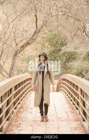 Äthiopische Frauen gehen mit einem Grabenmantel über die Brücke Stockfoto