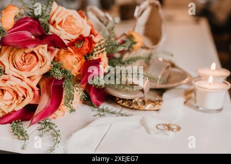 Blumenstrauß mit Eheringen, Kerzen und Schuhen Stockfoto