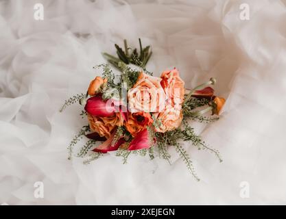 Brautstrauß mit Pfirsichrosen und magentafarbenen Calla-Lilien Stockfoto