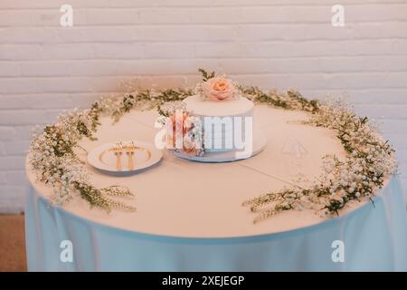 Einfache Hochzeitstorte mit rosafarbenen Rosen und Babyatmung Stockfoto