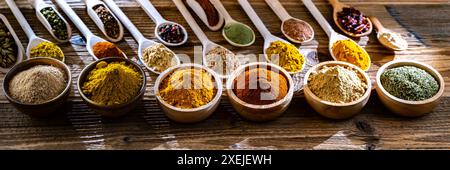 Zusammensetzung mit Gewürzen und Kräutern. Stockfoto