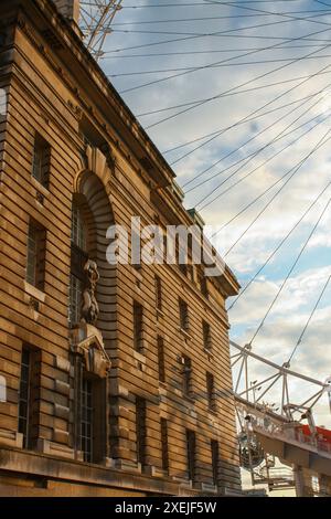 Historisches Gebäude in London mit dem London Eye im B Stockfoto