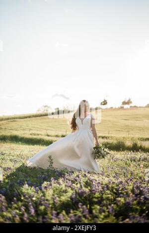 Rothaarige Braut strahlt Freude in texanischen Wildblumen aus Stockfoto