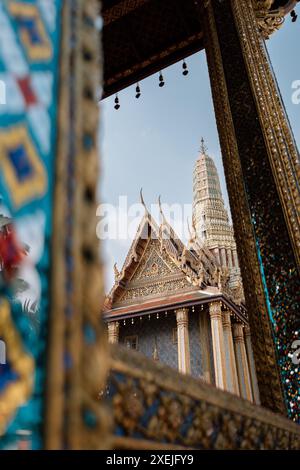 Kunstvolle architektonische Details des Wat Phra Kaew in Bangkok, Thailand Stockfoto