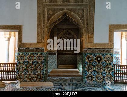 Typoische marokkanische Architektur mit Zeliij-Mosaiken und geschnitztem Zedernholzbogen in den saadischen Gräbern in Marrakesch Stockfoto