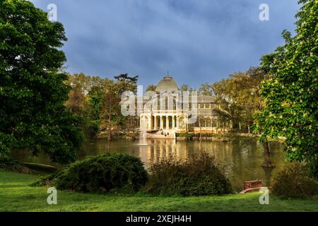 Blick auf den Kristallpalast und den Teich mit Brunnen im El Retiro Park in der Innenstadt von Madrid Stockfoto