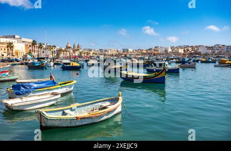 Traditionelle bunte Boote mit Augen Malteser Luzzu, Marsaxlokk, Malta Stockfoto