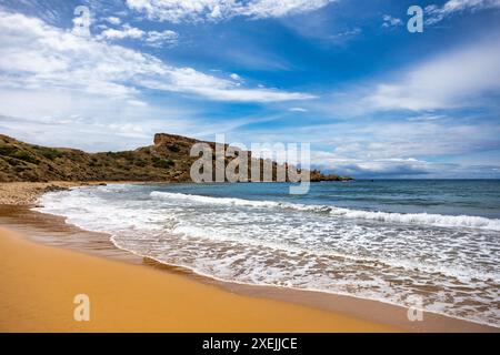 Golden Bay und Strand (Ghajn Tuffieha) mit türkisfarbenem, azurblauem Meer. Malta Stockfoto