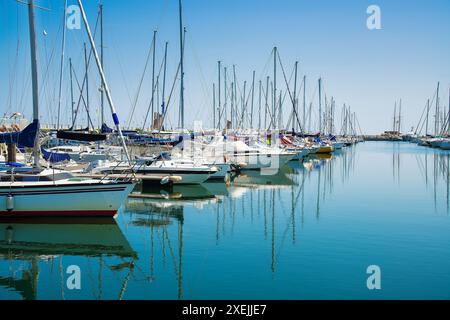 Yachten im Hafen warten. Rimini, Italien Stockfoto