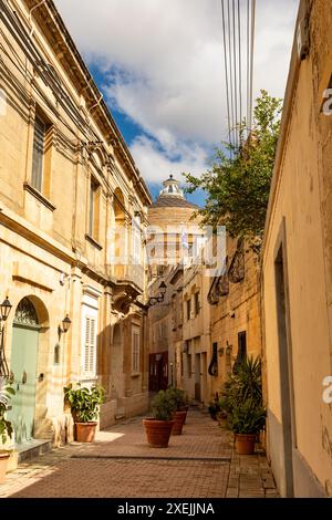 Eine der kleinen historischen versteckten Straßen in der antiken Stadt Mosta. Malta Stockfoto