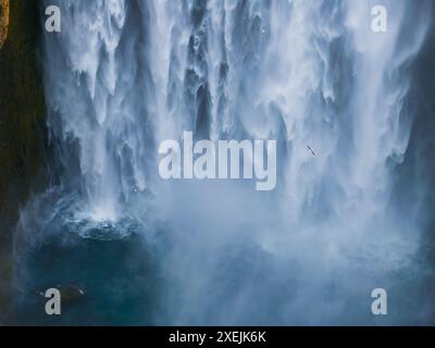 Luftaufnahme des mächtigen Wasserfalls, der sich in Islands malerischer Landschaft stürzt Stockfoto