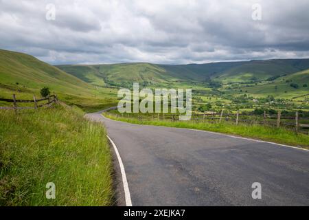 Straße von Mam Tor hinunter in das Vale of Edale im Peak District Nationalpark in Derbyshire, England Stockfoto