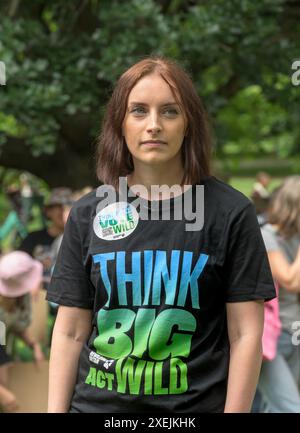 Flo Blackbourn – geborener Free Rescue and Care Officer – interviewt auf dem Restore Nature Now march durch Central London, 22. Juni 2024 Stockfoto